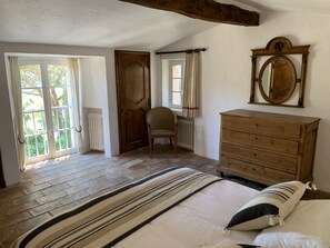 4 slaapkamers, een strijkplank/strijkijzer, reisbedje, gratis wifi