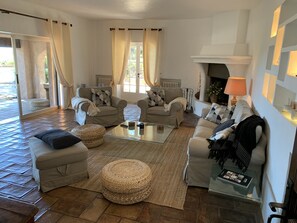 TV, fireplace, stereo - Villa sea view, quiet close to the center of Sainte Maxime. (Sainte-Maxime)