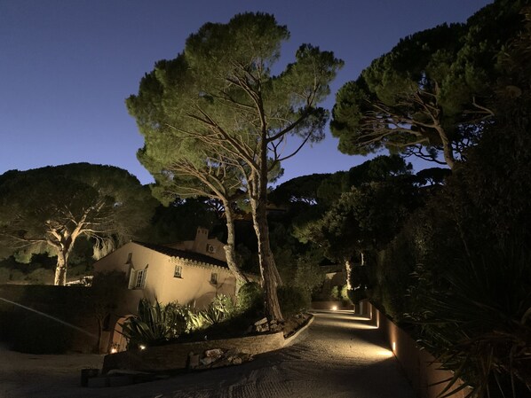 Property grounds - Villa sea view, quiet close to the center of Sainte Maxime. (Sainte-Maxime)