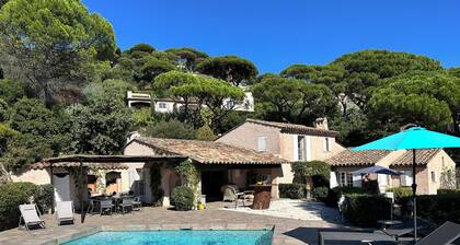 Villa vue mer, au calme à proximité du centre de Sainte Maxime, grande piscine.