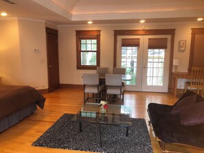 Pillow-top beds, desk, iron/ironing board, WiFi - Private, spacious & sun-drenched Oak Park studio with private attached parking (Oak Park)