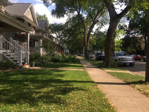 Tilava ja aurinkoisella Oak Park -studiossa on pysäköintialue ja junat