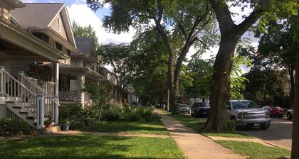 Tilava ja aurinkoisella Oak Park -studiossa on pysäköintialue ja junat