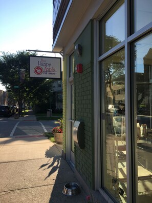 Exterior detail - Private, spacious & sun-drenched Oak Park studio with private attached parking (Oak Park)