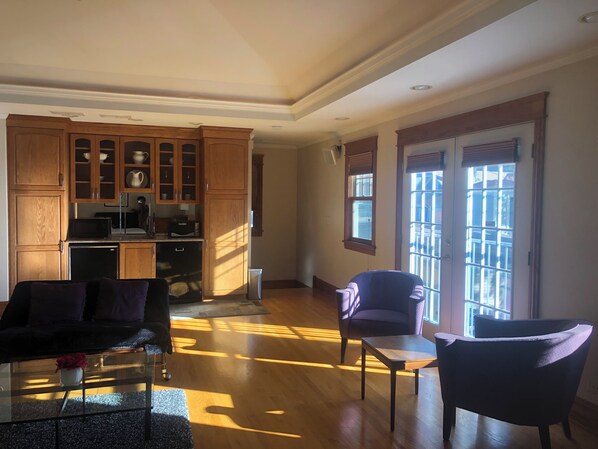 Stereo - Private, spacious & sun-drenched Oak Park studio with private attached parking (Oak Park)