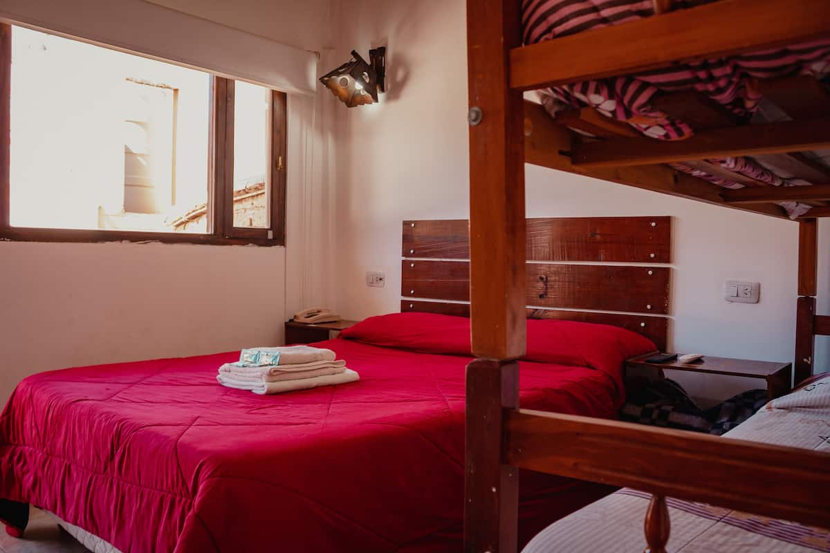 Cortinas blackout, wifi gratis y ropa de cama