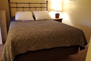 2 bedrooms, desk, iron/ironing board, WiFi