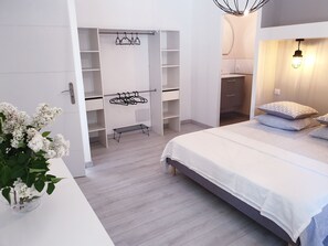 3 dormitorios, tabla de planchar con plancha, cuna de viaje