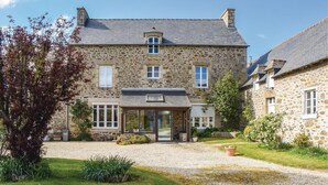 A stone building with a covered patio and a gravel driveway. - Cozy home in Plancoet with WiFi (Plancoet)