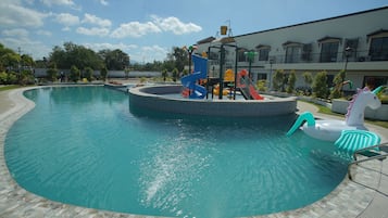 Chambre Supérieure avec lits jumeaux, vue piscine | Vue sur le complexe touristique