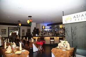 2 restaurantes, se sirve desayuno 