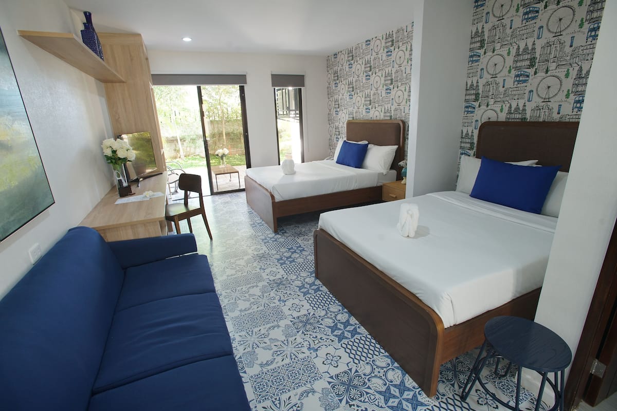 Habitación Deluxe con 2 camas individuales, vista al jardín | Camas Tempur-Pedic, decoración personalizada y muebles diferentes