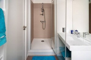 Ducha, secador de pelo, toallas y jabón