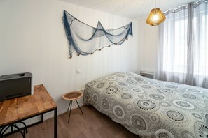 1 habitación, escritorio, tabla de planchar con plancha y wifi 