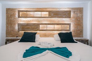 In-room safe, blackout drapes, iron/ironing board, bed sheets - Hostal La Maestranza Habana (Havana)