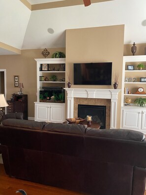 Smart TV, fireplace, DVD player, table tennis