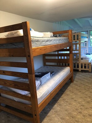 3 bedrooms, iron/ironing board, free WiFi, bed sheets