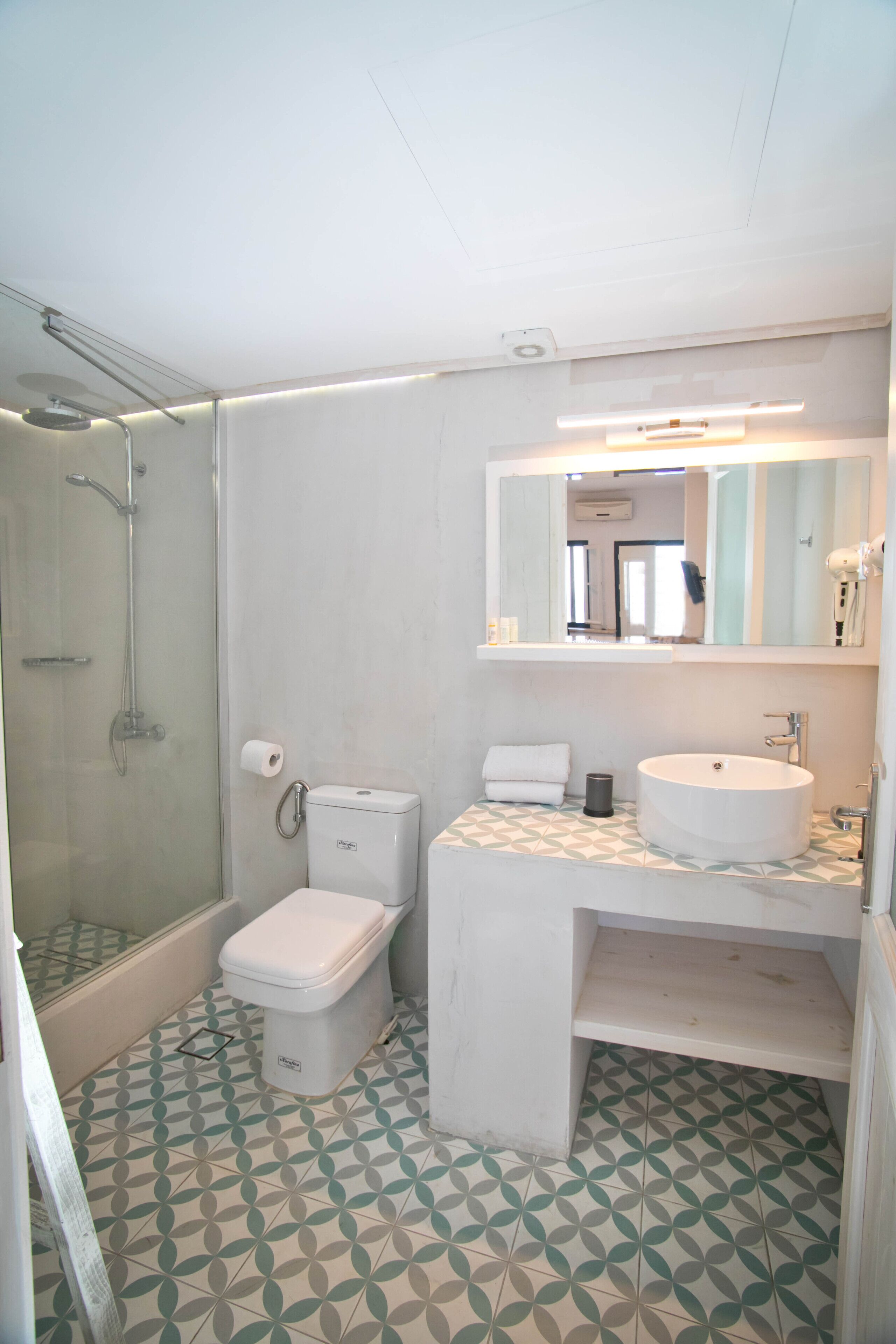Ensemble douche/baignoire, sèche-cheveux, bidet, serviettes fournies