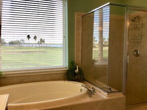 Combined shower/bathtub, towels - Half Moon Harbor- 15 HT (Laguna Vista)