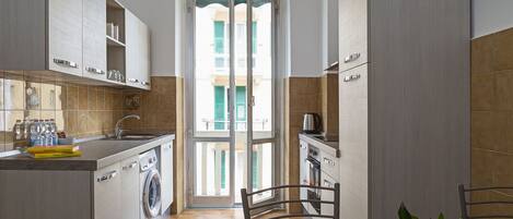 Refrigerador, horno, cafetera y tetera y tetera eléctrica