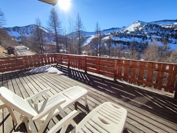 Property grounds - Cozy 2-Room Apartment, Ski-in/Ski-out, Sleeps 6, Terrace, Garage, Near Lifts (Isola 2000)