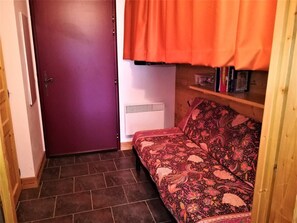 Interior - Cozy 2-Room Apartment, Ski-in/Ski-out, Sleeps 6, Terrace, Garage, Near Lifts (Isola 2000)