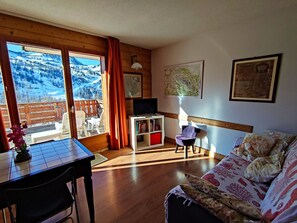 TV - Cozy 2-Room Apartment, Ski-in/Ski-out, Sleeps 6, Terrace, Garage, Near Lifts (Isola 2000)
