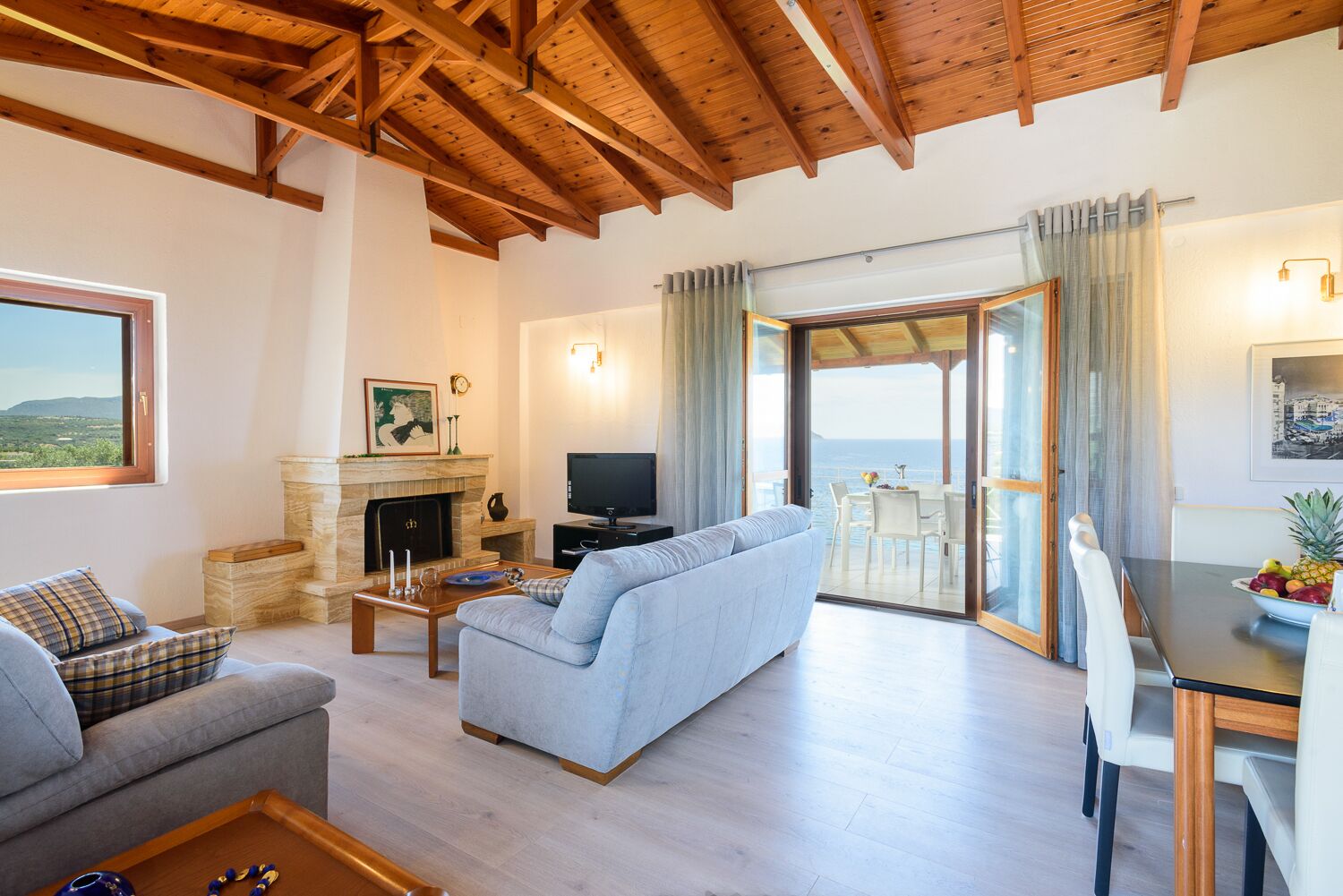 Fernseher, Kamin, Stereoanlage