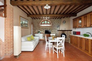 Een open haard en een dvd-speler