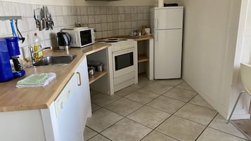 Jääkaappi, mikroaaltouuni, uuni, astianpesukone