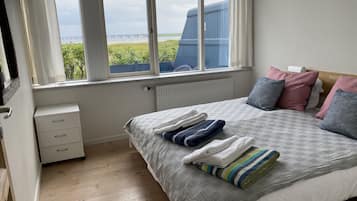 2 habitaciones, tabla de planchar con plancha, cuna de viaje y wifi