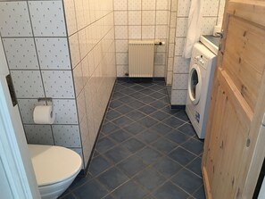 Shower, hair dryer, towels, soap - Skærven Beachfront Apartment B (Nyborg)