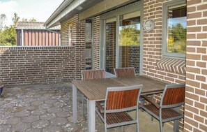 Outdoor dining - Beach front home in Sæby with WiFi (Sæby)