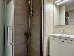 Bathroom - Cosy Studio w/ Mezzanine, Parking & Pools - 400m from Beach (Argelès-sur-Mer)