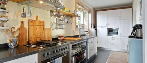 Køleskab, ovn, kogeplade, opvaskemaskine