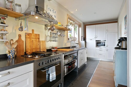 Attractive and spacious apartment with sunny roof terrace in near the beach