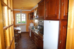 Fridge, microwave, oven, stovetop - Apartment in villa 7km from the sea and close to amenities (Vence)