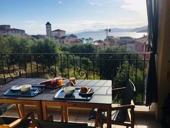 Outdoor dining - RENTED F2 Ile Rousse, stunning sea view near the beach in 8 minutes walk (ILE ROUSSE)