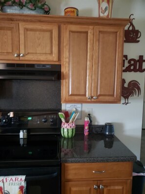 ثلاجة، ميكروويف، فرن، موقد طهي مسطح