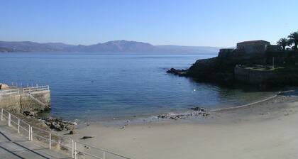 Maison en pierre singuliĂšre avec vue sur la mer