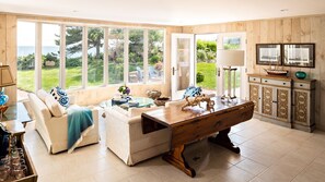 Smart TV, chimenea, libros, estéreo