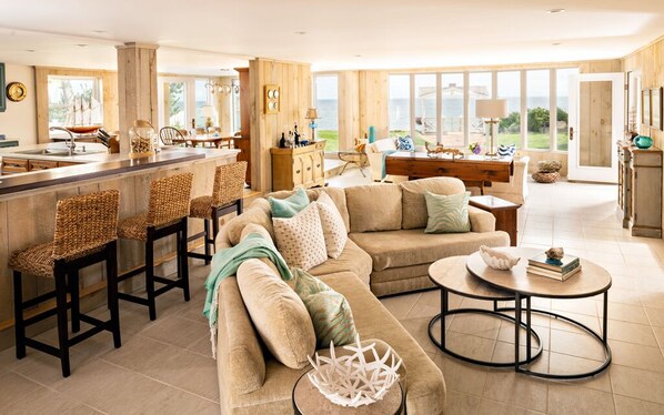 Smart TV, chimenea, libros, estéreo