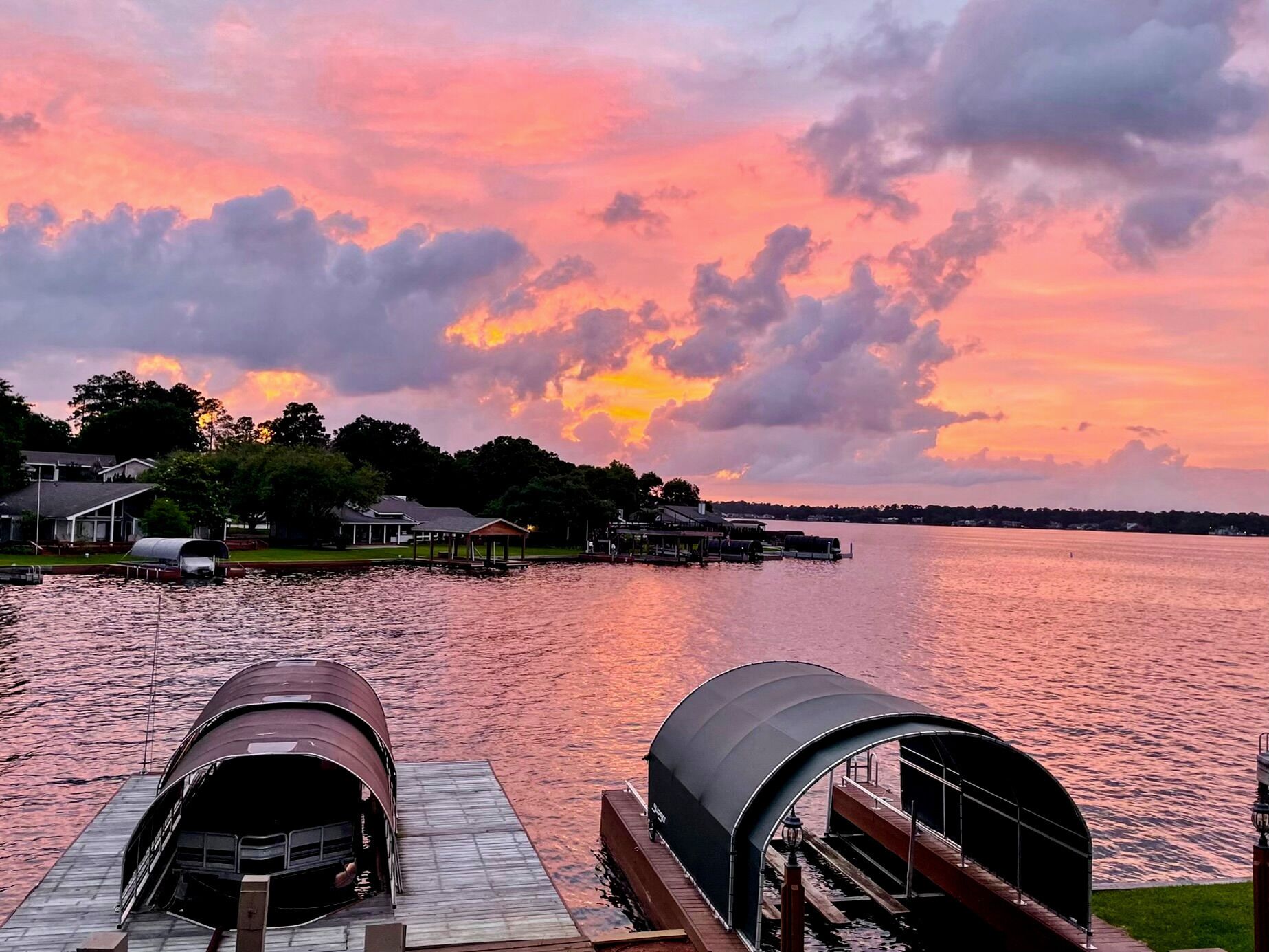 Cozy Lakefront Haven on Lake Conroe