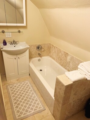 Baignoire, sèche-cheveux, serviettes fournies, savon