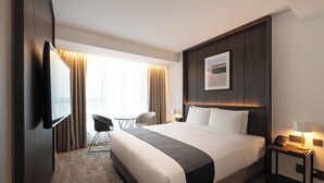 A hotel room with a large bed, a flat-screen TV, a desk with a lamp, and a chair. - Orakai Daehakro Hotel, BW Signature Collection (Seoul)