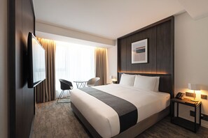 Een kluis op de kamer, een bureau, verduisterende gordijnen