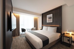 Caja de seguridad en la habitación, escritorio y cortinas blackout 