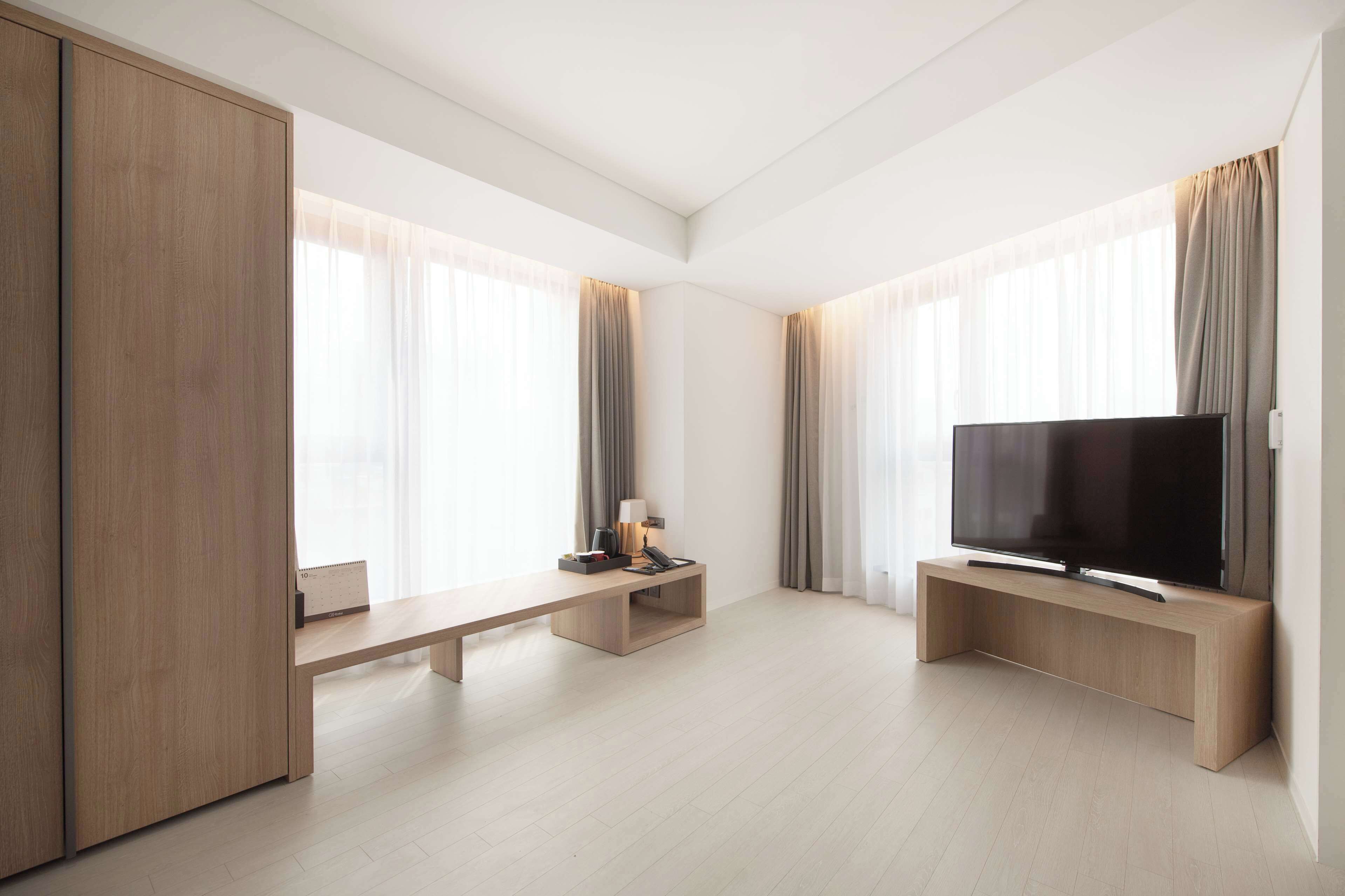 Chambre traditionnelle, Plusieurs lits, non-fumeur (Shower Only) | Coffre-fort, bureau, rideaux d’obscurcissement