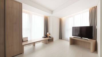 Tavanomainen huone, useita sänkyjä, tupakointi kielletty (2 futons;Shower Only) | Tallelokero huoneessa, työpöytä, pimennysverhot, silitysrauta/-lauta