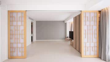 Suite Tradisional, Beberapa Tempat Tidur, Bebas Asap Rokok, bathtub (Mini Fridge) | Brankas, meja kerja, tirai kedap cahaya, dan setrika/meja setrika